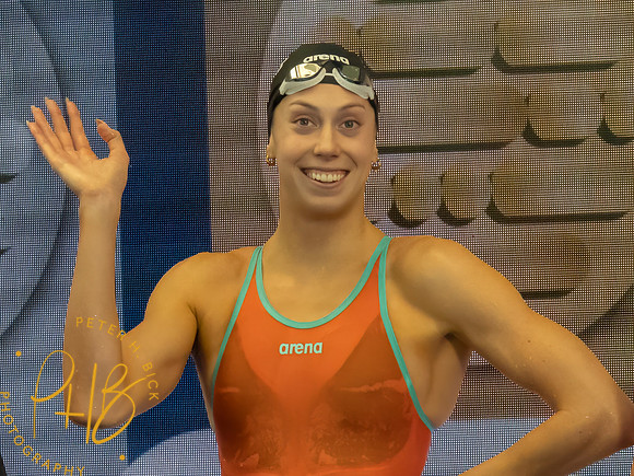 announcer-gretchen-walsh-erika-perkins-roos-otterdijk- World Cup 10-25 3543-Edit