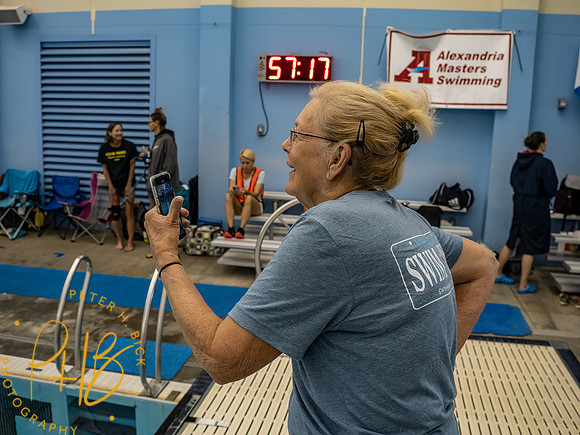 suzanne-souders-cheering- 2022 USMS Summe Nats 1649-Edit